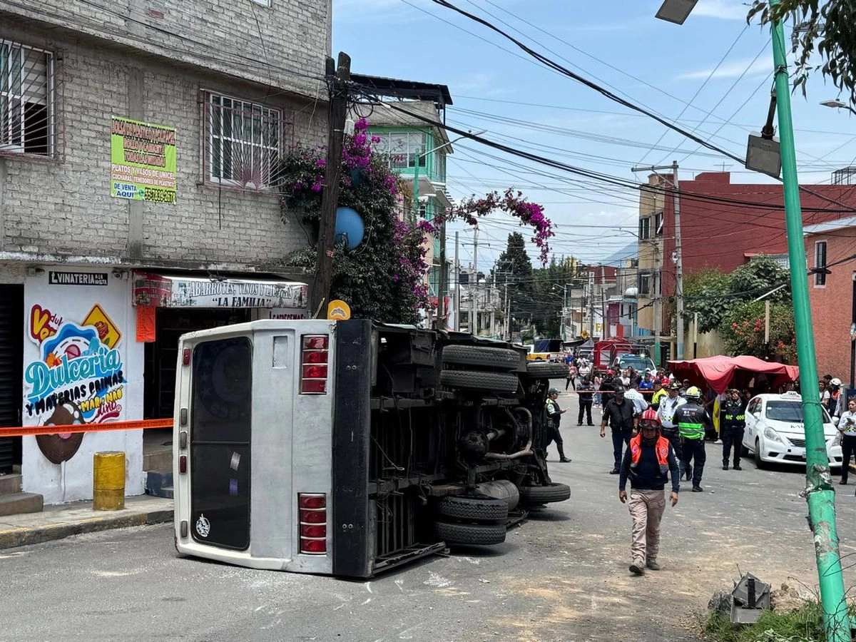 Dos personas resultaron lesionadas luego de que un microbús de la ruta 12 volcó en la calle Cerro de la Estrella de la colonia Parajes San Juan, en la alcaldía Iztapalapa, en la Ciudad de México, el 16 de julio de 2025. Foto