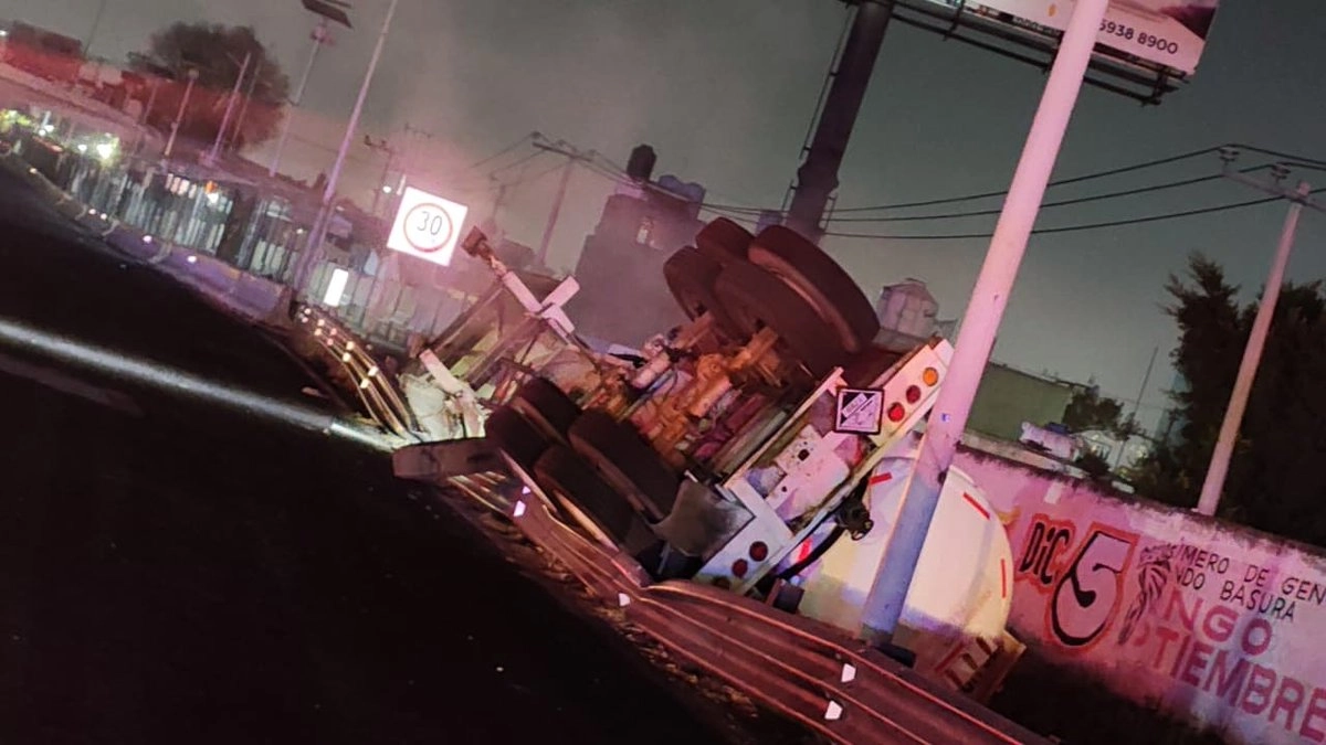 Una pipa cargada con 30 mil litros de ácido clorhídrico, volcó cuándo circulaba por la autopista México-Pachuca, antes de llegar a la Caseta de San Cristóbal Ecatepec. Foto