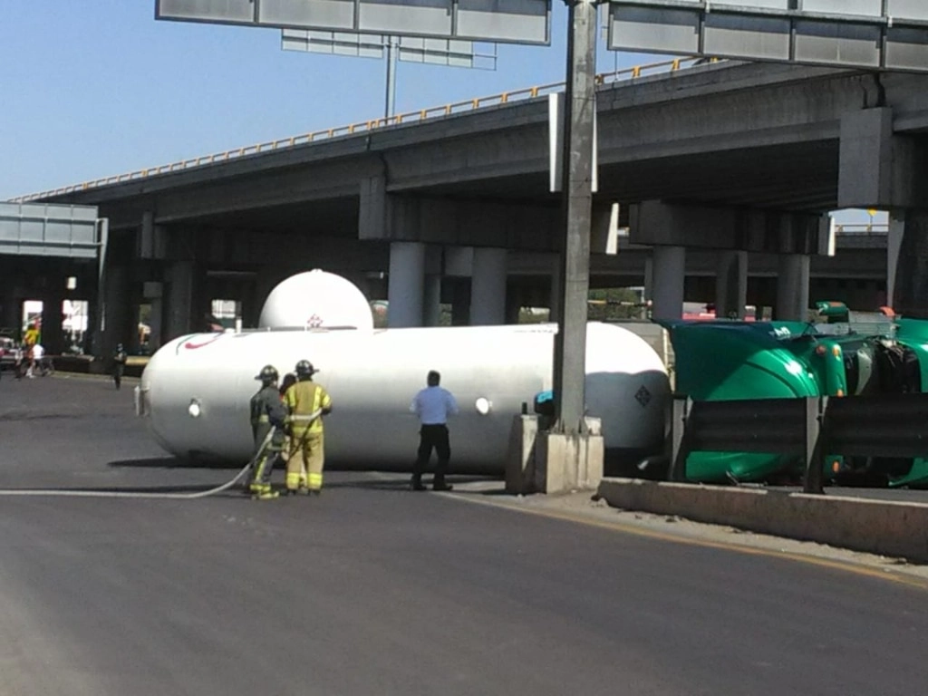 Bomberos y elementos de Protección Civil realizan maniobras para evitar el riesgo de incendio. Foto La Jornada
