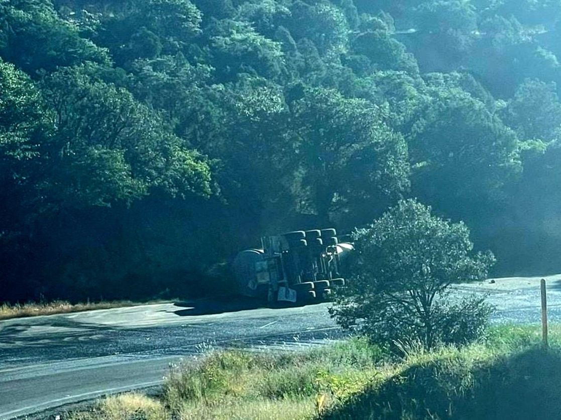 La volcadura de una pipa cargada de ácido nítrico provocó el derrame de tóxicos en el tramo del km 91 de la carretera estatal Cananea-Ímuris, por lo que la vía fue cerrada en ambos sentidos, el 15 de septiembre de 2022. Foto Cristina Gómez Lima