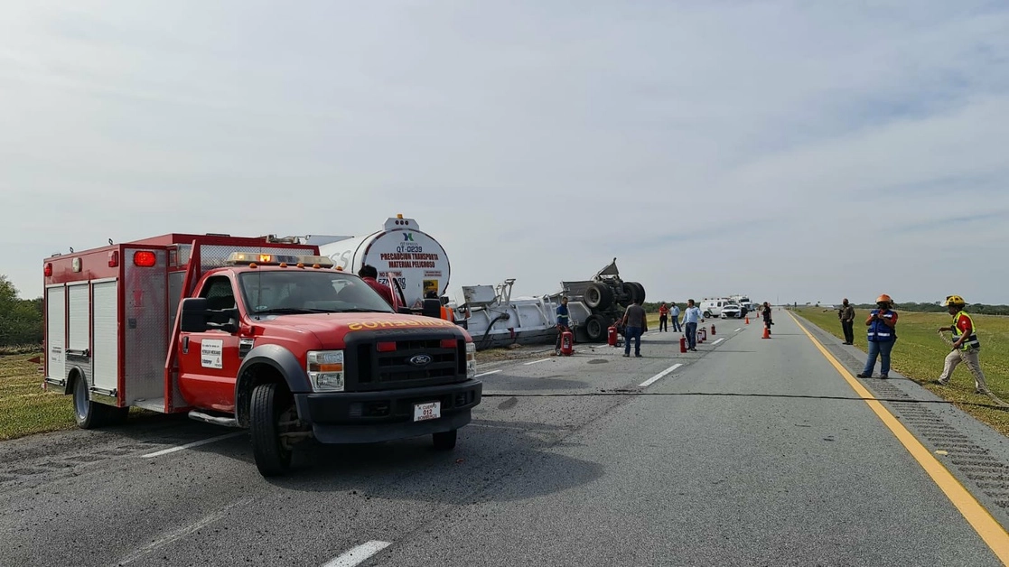 Una pipa con capacidad para transportar 33 mil 500 litros de gasolina volcó y fue abandonada en la autopista a Reynosa, lo que provocó el cierre de la vía, el 10 de diciembre de 2021. Foto ‘La Jornada’