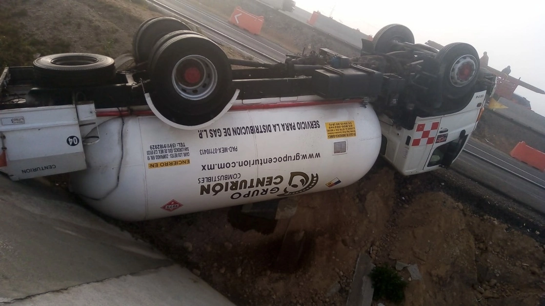 De acuerdo a las autoridades de Tecámac, Estado de México, la pipa de gas de la empresa Grupo Centurión iba cargada al 90 por ciento de su capacidad, el 19 de febrero de 2022. Foto La Jornada