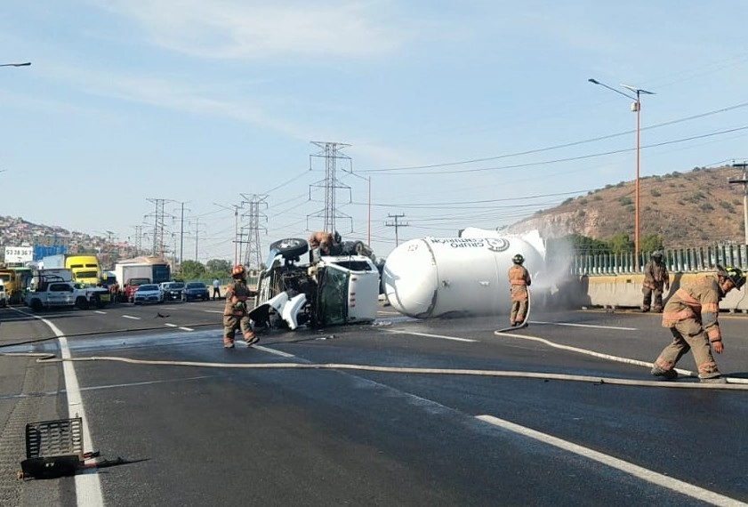 La pipa de gas LP de la empresa Grupo Centurión volcó en la autopista México-PAchuca a la altura de Xalostoc, en el municipio de Ecatepec, Edomex. Foto ‘La Jornada’ 