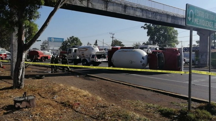 La carretera federal Texcoco-Lechería quedó cerrada en sentido hacia Ecatepec, lo que ocasionó de decenas de automovilistas quedaran varados. Foto La Jornada