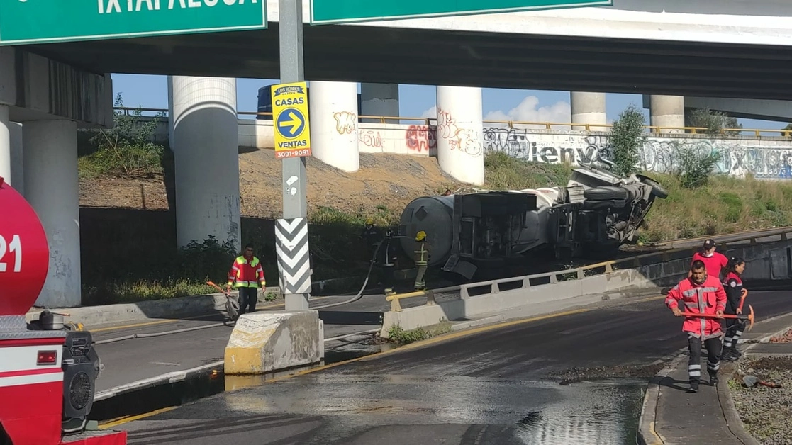 Este sábado volcó sobre la carretera federal México-Cuautla, una pipa cargada con 31 mil litros de gasolina. Cuerpos de emergencia actuaron para recuperar el líquido y evitar un accidente. Foto La Jornada