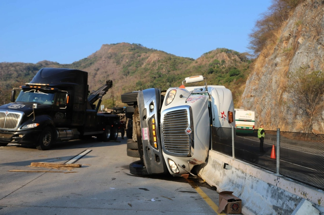 El tráiler volcó en el kilómetro 181 de la autopista a Reynosa mientras circulaba a la altura del municipio General Bravo, NL. Foto Cuartoscuro / Archivo