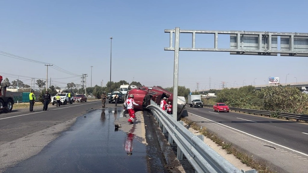También laboraron durante varias horas para limpiar el derrame y evitar algún otro percance. Foto 'La Jornada'