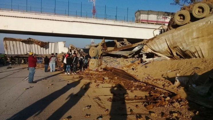 La circulación de la autopista quedó suspendida por varias horas en su dirección a la Ciudad de México, mientras los cuerpos de rescate retiraban la pesada unidad. Foto La Jornada