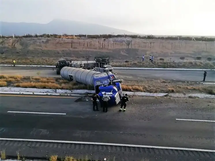 El percance vehicular ocurrió en el kilómetro 018+300 de la autopista Saltillo-Torreón, en Coahuila. Foto tomada del Twiiter de @GN_Carreteras

