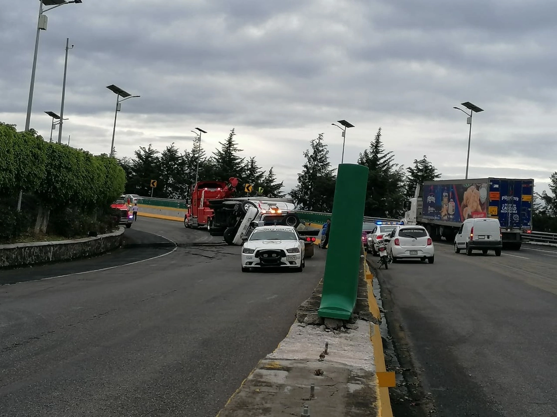 Este accidente sería el segundo que se registra durante esta semana, en la autopista México-Cuernavaca, en la curva conocida como La Pera, el 18 de junio de 2021. Foto La Jornada
