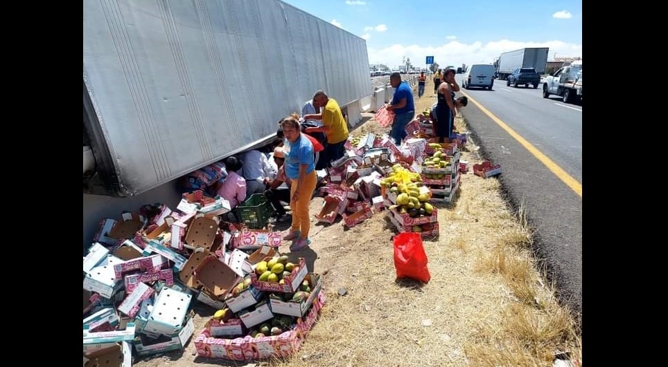 El chofer de la unidad obsequió el cargamento de mangos que transportaba a los pobladores de la comunidad de Loma Linda, en San Juan del Río, Querétaro.  Foto ‘La Jornada’  