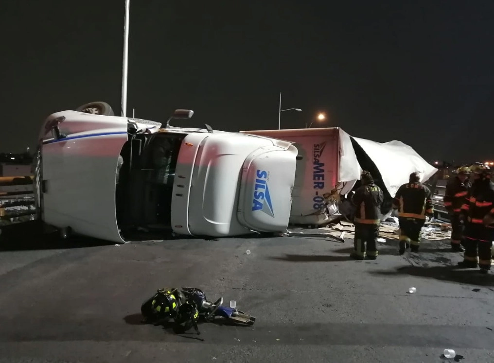 Un tráiler que transportaba unas 10 toneladas de productos de limpieza se volcó la madrugada de este domingo sobre el puente vehicular de Periférico, en su incorporación a Vallejo. Foto tomada del Twitter @Bomberos_CDMX
