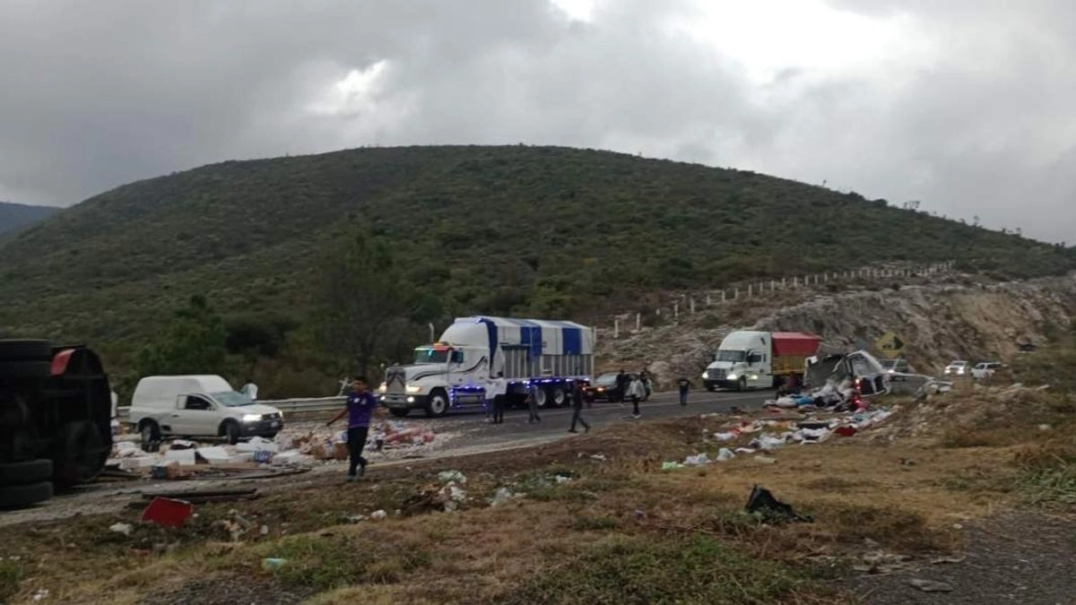 Aspectos del percance vial en la autopista Cuacnopalan-Oaxaca. Foto