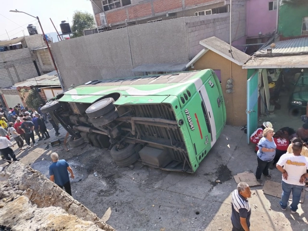 Un camión de l a Ruta 18 se quedó sin frenos volcó una altura de tres metros en la colonia Lázaro Cárdenas, en Tlalnepantla. Foto La Jornada