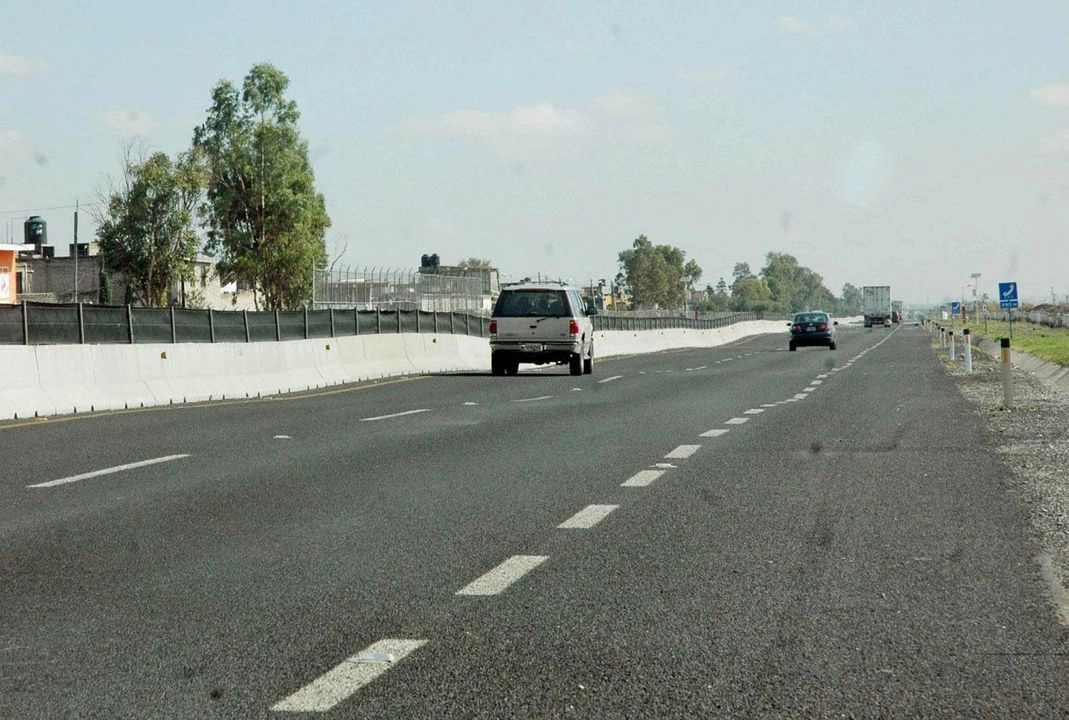 Protección Civil del estado de México informó que equipos de rescate en la zona laboran y recomiendan a los usuarios buscar rutas alternas para evitar el uso de la vialidad.

