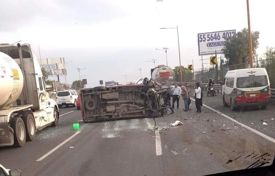 La combi se impactó en la parte trasera de un tráiler, lo que provocó que volcara. Por el fuerte choque la unidad quedó destrozada de la parte frontal y recostada sobre su costado izquierdo. Foto La Jornada
