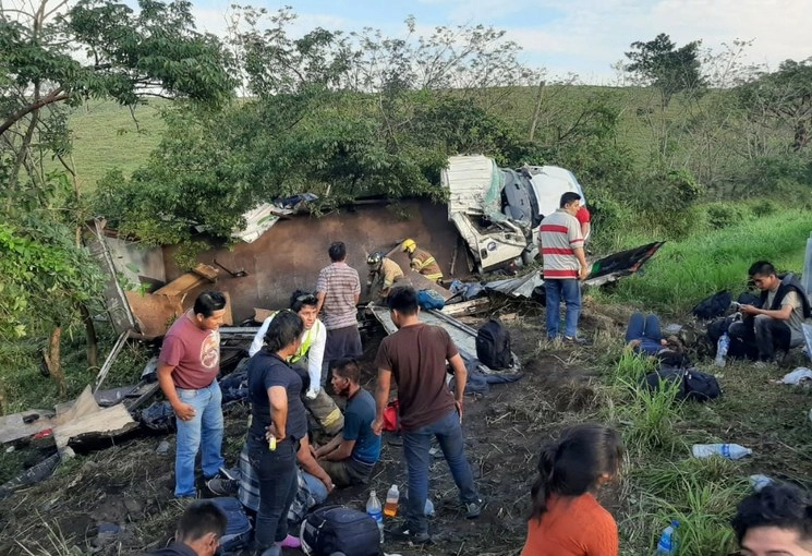 La volcadura de un camión tipo torton, a la altura de la curva conocida como San Matías, dejó una persona muerta y 45 lesionadas. Foto Sergio Hernandez