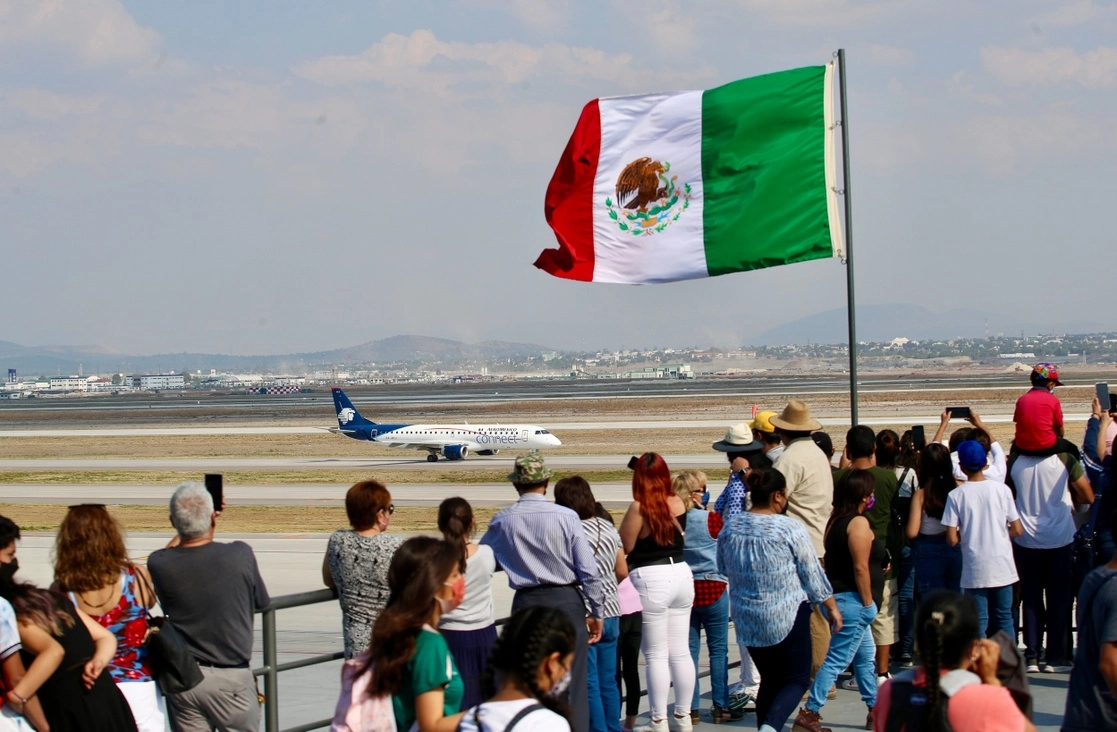 Aeroméxico obtuvo el aval de autoridades nacionales y de Estados Unidos para iniciar vuelos directos desde el Aeropuerto Internacional Felipe Ángeles hacia la terminal George Bush en Houston, Texas, a partir del primero de mayo. La medida podría abrir camino hacia la recuperación del país del nivel 1 en seguridad aeronáutica. Foto Luis Castillo / Archivo



