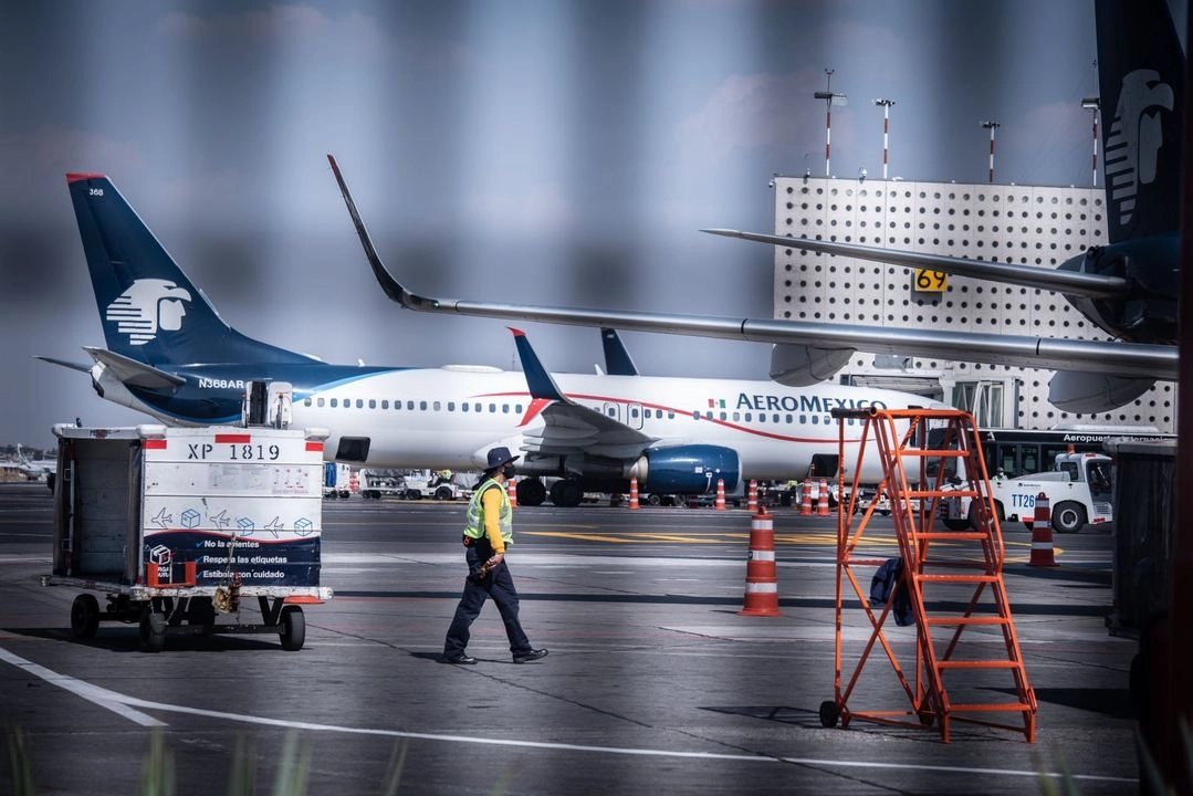 Aviones de Aeroméxico en la pista de aterrizaje y despegue del Aeropuerto Internacional de la Ciudad de México. 