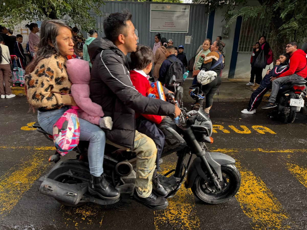 En motocicleta y sin casco, algunos alumnos de la primaria John F. Kennedy, en la colonia Jardín Balbuena, alcaldía Venustiano Carranza, llegaron a su primer día de clases. Foto 