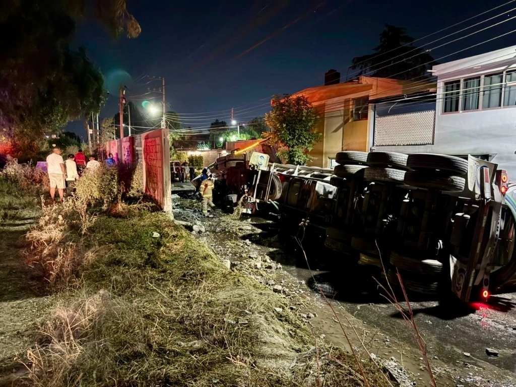 Bomberos y policía municipal de Texcoco laboran para el retiro del tractocamión y tanque. Foto La Jornada