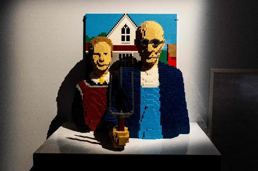 En la imagen, obra recreada con los bloques de LEGO, incluida en la muestra: 'American Gothic', del estadunidense Grant Wood. Foto Afp




