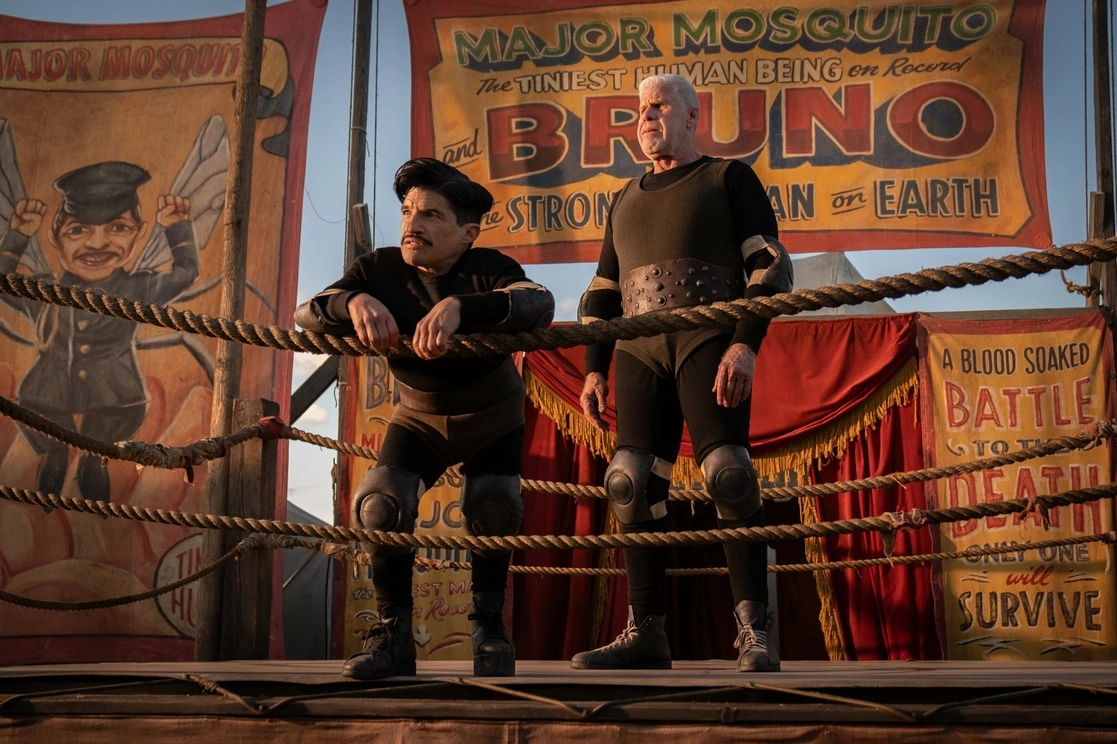 ‘Nightmare Alley’, la nueva película del cineasta mexicano, ambientada en un macabro mundo de la década de los 40, es una parábola moderna sobre la ilusión, la mentira y la codicia, dijeron el director e integrantes del elenco. En la imagen, Mark Povinelli y Ron Perlman. Foto Ap