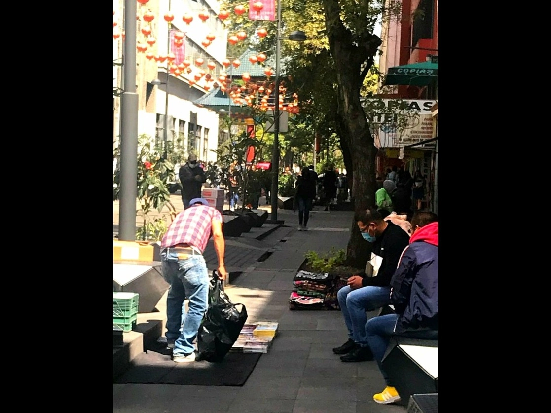 "Los ambulantes no usan cubrebocas ni guardan la sana distancia, y no se les puede decir nada porque se molestan o amenazan con tomar represalias” dijo un locatario. Foto Bertha Teresa Ramírez