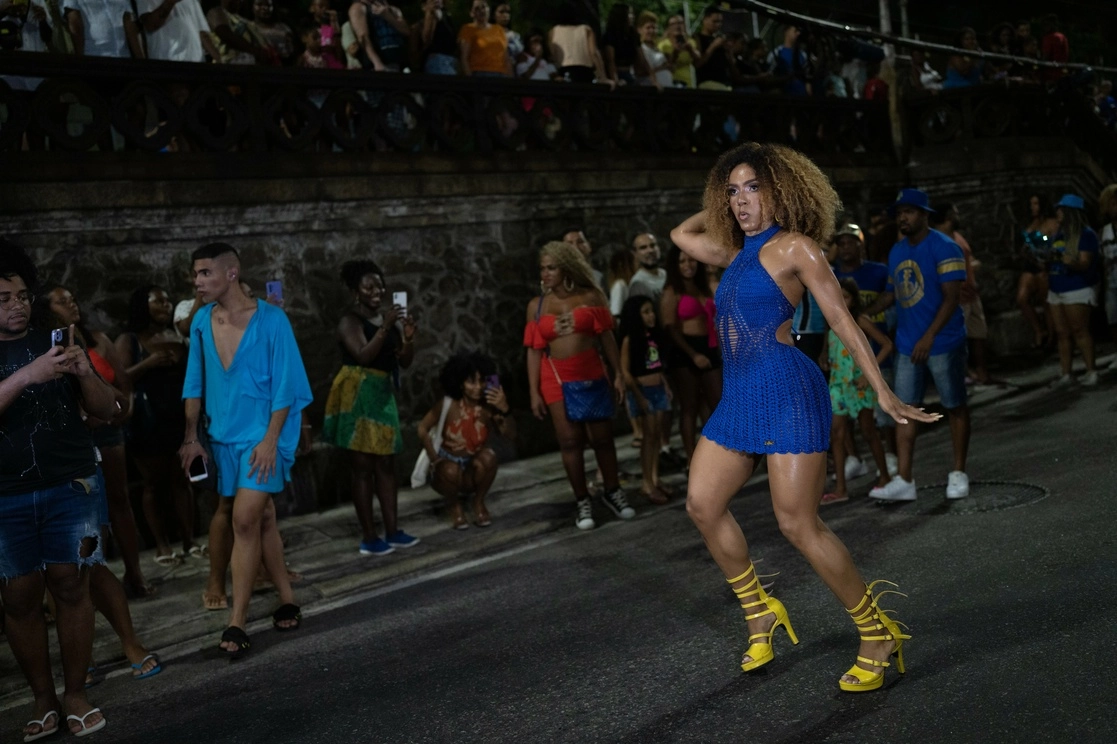 Mayara Lima, reina de los tambores de la escuela de samba Paraiso do Tuiuti, ensaya en las calles antes del Desfile del Carnaval de Río de Janeiro, en Río de Janeiro, Brasil, el 6 de febrero de 2023. Foto Ap / Silvia Izquierdo