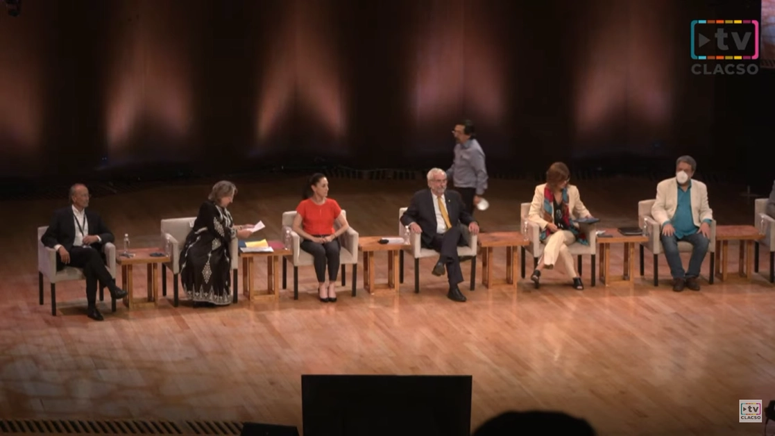 La inauguración del evento fue encabazada por el rector de la UNAM, Enrique Graue (c,der) y la jefa de Gobierno de la CDMX, Claudia Sheinbaum (c,izq). Imagen tomada del video emitido en el canal de Youtube CLACSO TV