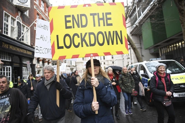 Durante una protesta contra la vacunación y el cierre de comercios en Westminster, Londres. Foto Ap 