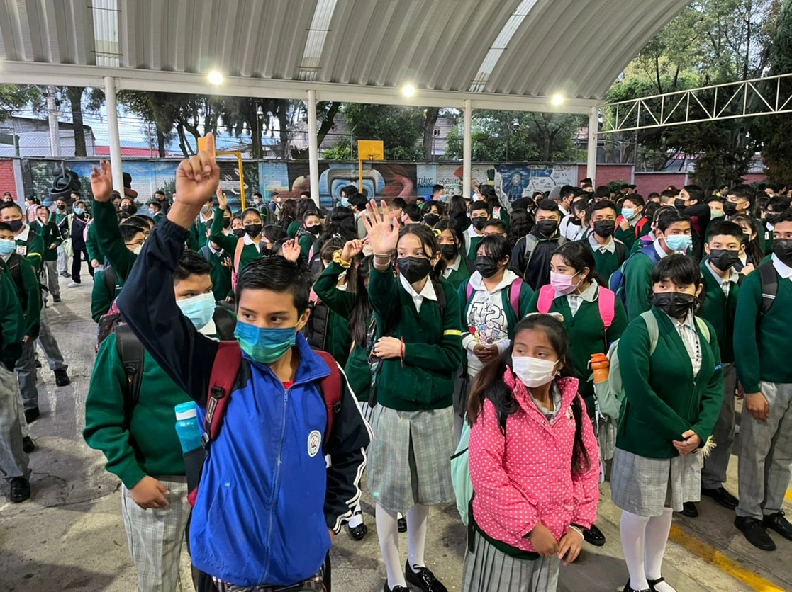 Alumnos de la Secundaria número 305 Emilio Rosemblueth. en la alcaldía Xochimilco, regresan al plantel para iniciar el ciclo escolar 2022 – 2023, el 29 de agosto de 2022. Foto Luis Castillo