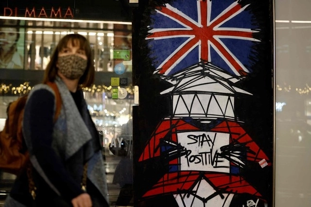 "Les pedimos que piensen detenidamente sobre los días que vienen y si pueden hacer más para protegerse a sí mismos y a los demás", dijo el primer ministro Boris Johson. La imagen, en el centro de Londres. Foto Afp