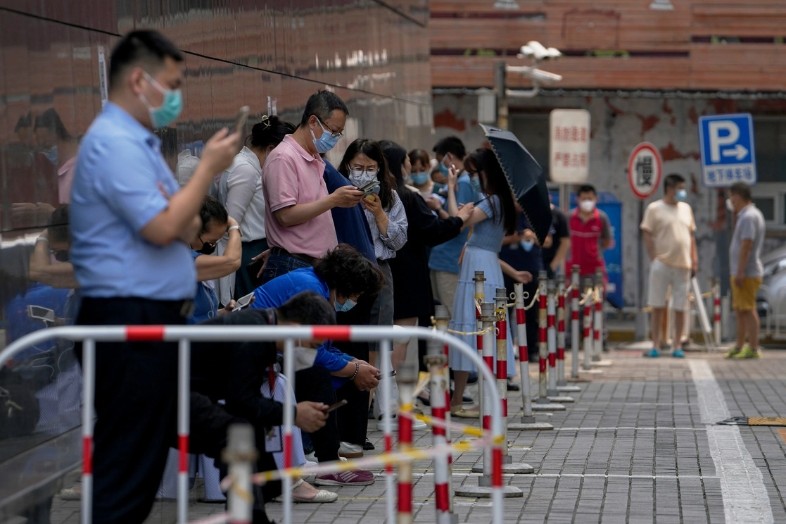 Fila de espera para la realización de pruebas de covid-19 en Pekín, China, el 16 de junio de 2022. Foto Ap