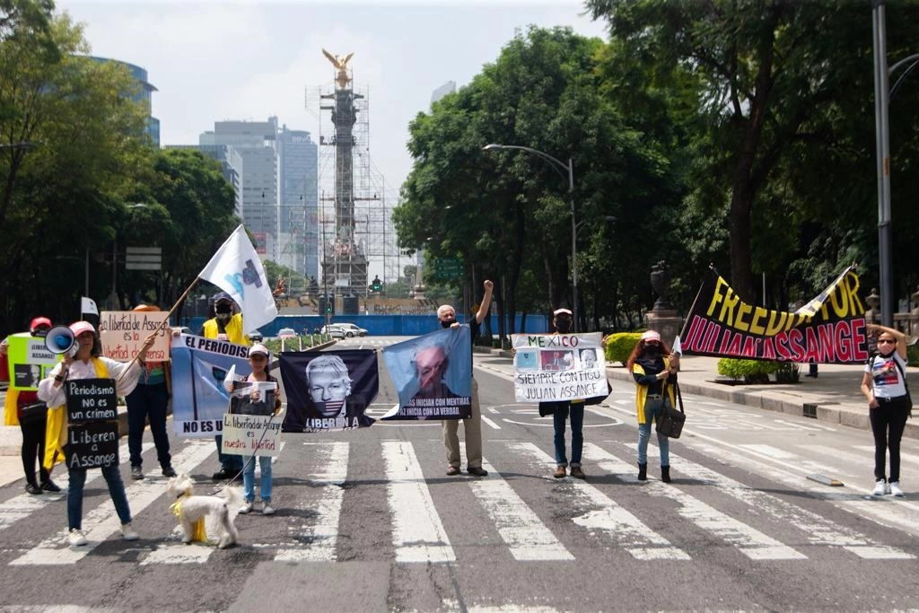 Manifestantes cerraron por unos minutos Paseo de la Reforma en su protesta en favor de la liberación del periodista australiano Julian Assange, en la Ciudad de México, el 21 de septiembre de 2020. Foto Pablo Ramos