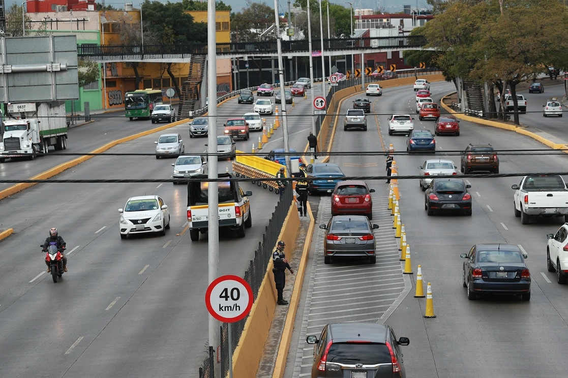 Los carriles reversibles funcionarán de 7 a 9 horas, en el tramo de La Raza a Leibniz en el sentido norte-sur; y de 17 a 20 horas, en el tramo de Marina Nacional a La Raza en el sentido sur-norte. Foto María Luisa Severiano / Archivo 
