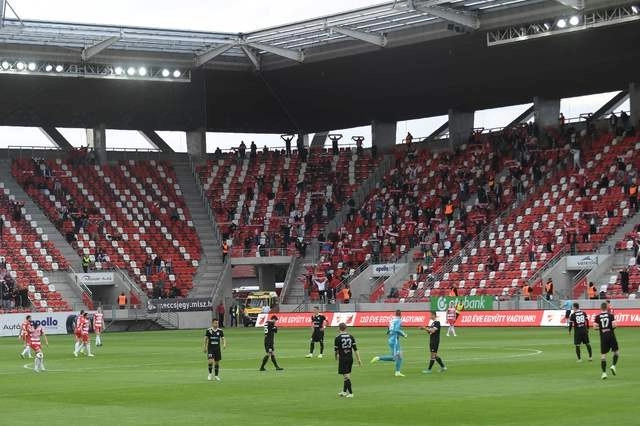 Con espectadores separados entre sí, se reanudó la liga húngara de futbol, con el encuentro entre el local DVTK y Mezokovesd, en la ciudad de Miskolc, el 30 de mayo de 2020. Foto Afp