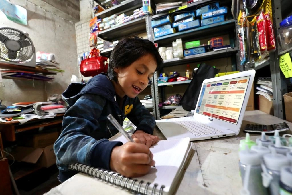 Mañana reanudarán sus actividades educativas de manera virtual poco más de 25 millones 253 mil alumnos de educación básica y del nivel medio superior. Foto Luis Castillo / Archivo 