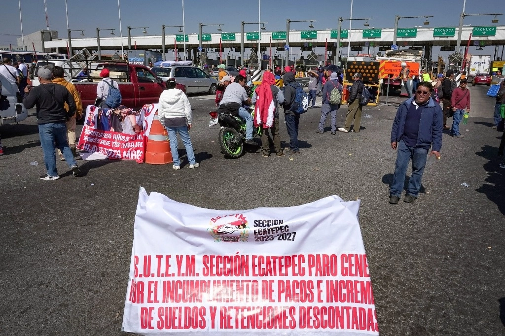 Integrantes del Sindicato Único de Trabajadores del Estado y Municipios se apoderaron de la caseta de Ojo de Agua de la autopista México-Pachuca, debido al incumplimiento de pagos por parte del gobierno municipal. Foto Cuartoscuro