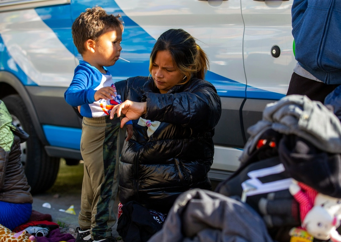 Una migrante venezolana con ocho meses de embarazo y un hijo de dos años, en un campamento ubicado afuera de la Iglesia del Sagrado Corazón en el centro de El Paso, Texas, el pasado domingo, poco antes de la visita del presidente Joe Biden a la zona. Foto Ap 