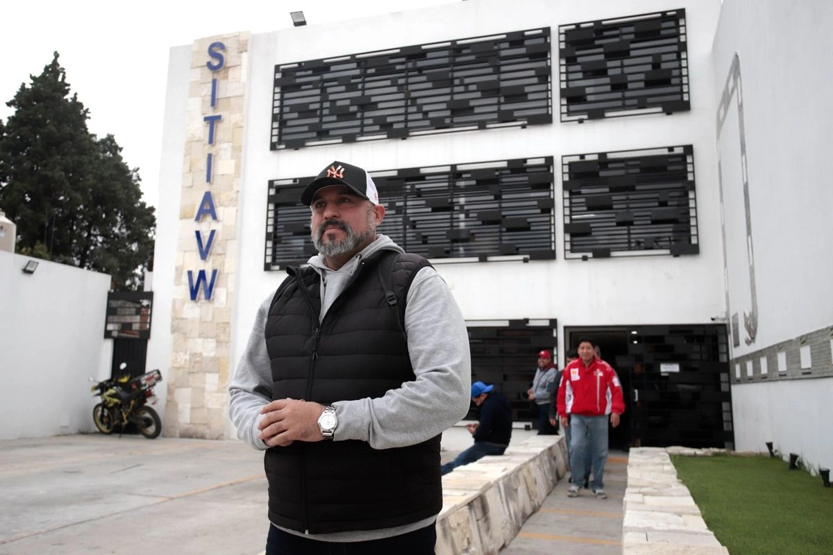 Afuera de la instalaciones del Sindicato Independiente de Trabajadores de la Industria Automotriz Volkswagen, en Puebla. Foto 