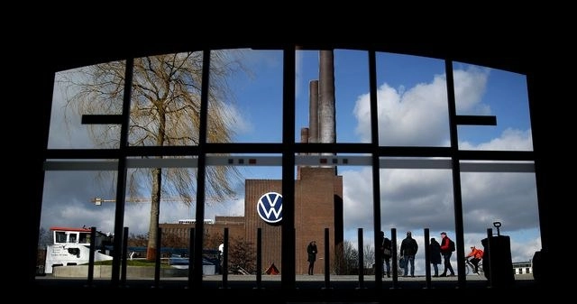 El grupo automotor está acusado de haber perjudicado de forma deliberada a sus clientes al instalar, sin su conocimiento, un dispositivo que hacía parecer que el vehículo era menos contaminante de lo que era. Foto Afp / Archivo