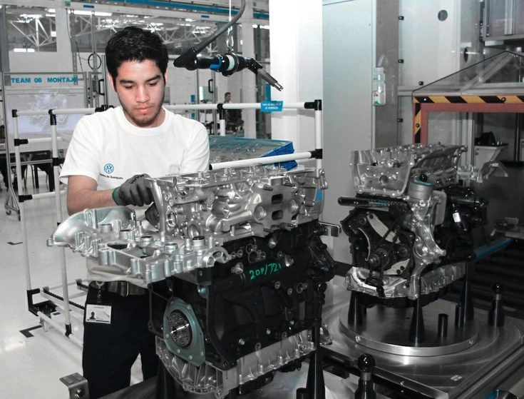 La unidad de la automotriz alemana Volkswagen en México invirtió unos 234 millones de dólares en una línea de ensamblaje de motores en su planta en Guanajuato, informó la empresa. Foto cortesía Volkswagen / Archivo