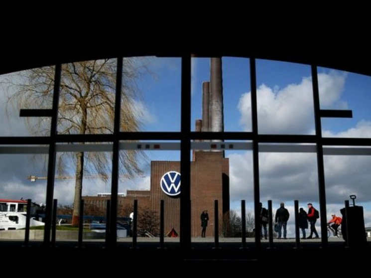 Volkswagen registró pérdidas de mil 400 millones de euros antes de impuestos en el primer semestre y una caída de la facturación del 23 por ciento a causa de la pandemia de coronavirus. Foto Afp 
