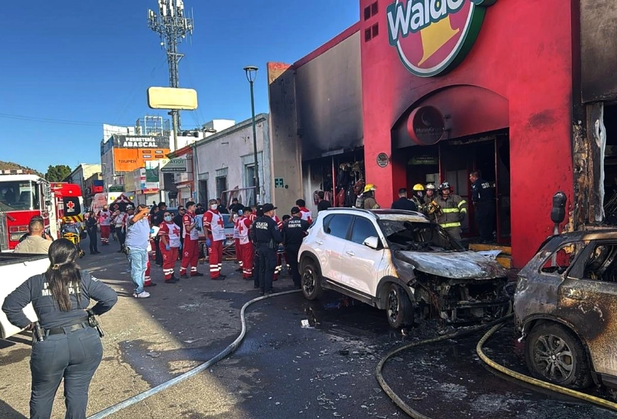 Elementos de la Cruz Roja y Protección Civil, bomberos y policías de Hermosillo, durante las labores de rescate en la tienda Waldo’s ubicada en la capital sonorense.