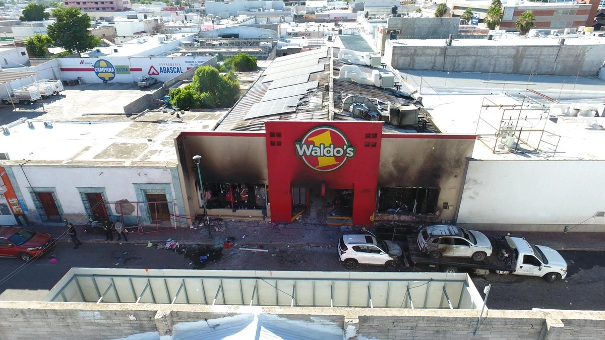 El incendio de una tienda Waldo´s en Hermosillo, Sonora, dejó 23 muertos y 15 heridos, el 1° de noviembre de 2025. Foto  