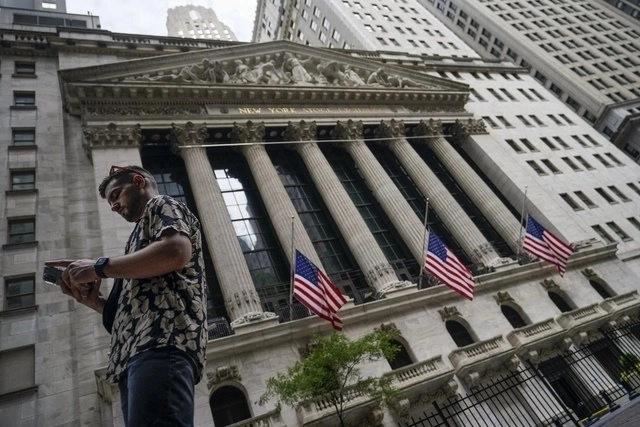Foto Persona camina a las afueras de la Bolsa de Nueva York. Foto Ap