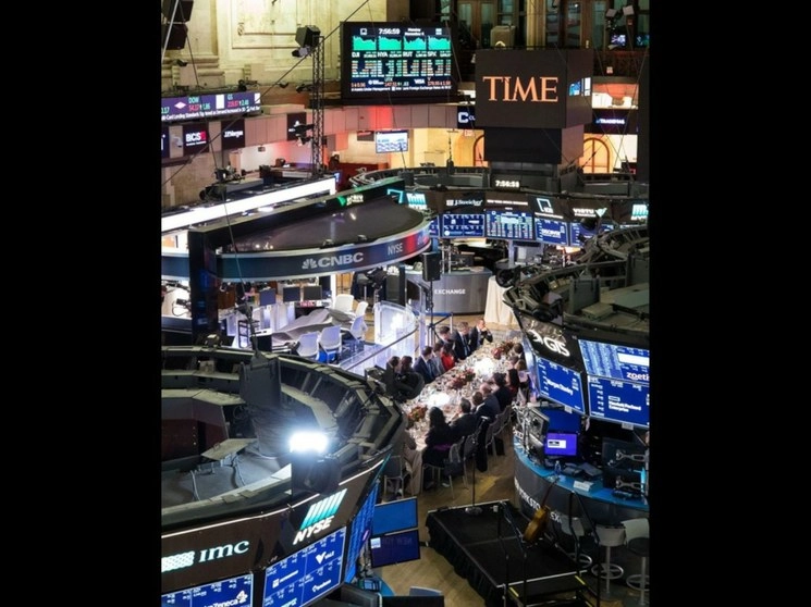 Dentro del S&P 500, las acciones de compañías estadunidenses que prestan servicios a turistas chinos sufrieron algunas de las mayores pérdidas, junto con compañías de viajes como casinos y aerolíneas. Foto tomado de www.facebook.com/NYSE/