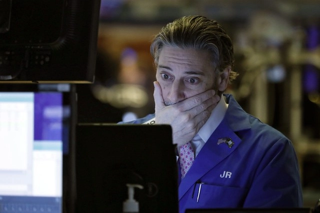 Los índices bursátiles de Wall Street caían con fuerza, ya que la rápida propagación del coronavirus en EU llevó a California a declarar emergencia. Foto Ap
