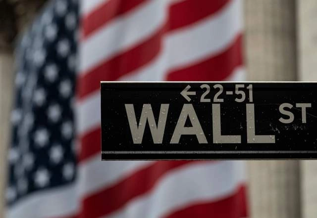 La Bolsa de Nueva York cae este jueves al comienzo de la sesión, debido a que las preocupaciones por la economía y de salud parecen ganar terreno con los inversores. Foto Afp